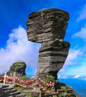 西沙群岛的"三沙永乐龙洞"是世界已知最深的海洋蓝洞.